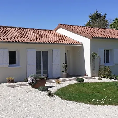 Indépendante Et Coin Repas Proche Futuroscope Et Civaux Bed & Breakfast